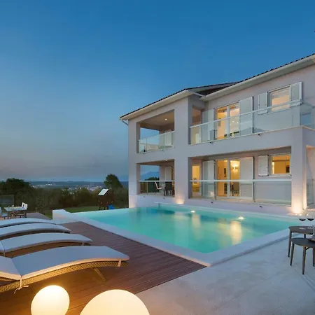 L - With 2 Separate Units Feriehus