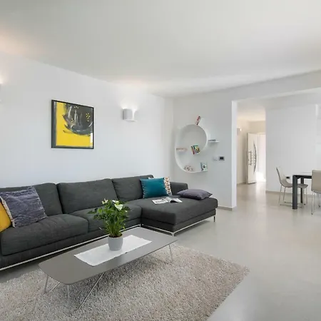 בית נופש L - With 2 Separate Units לאבין